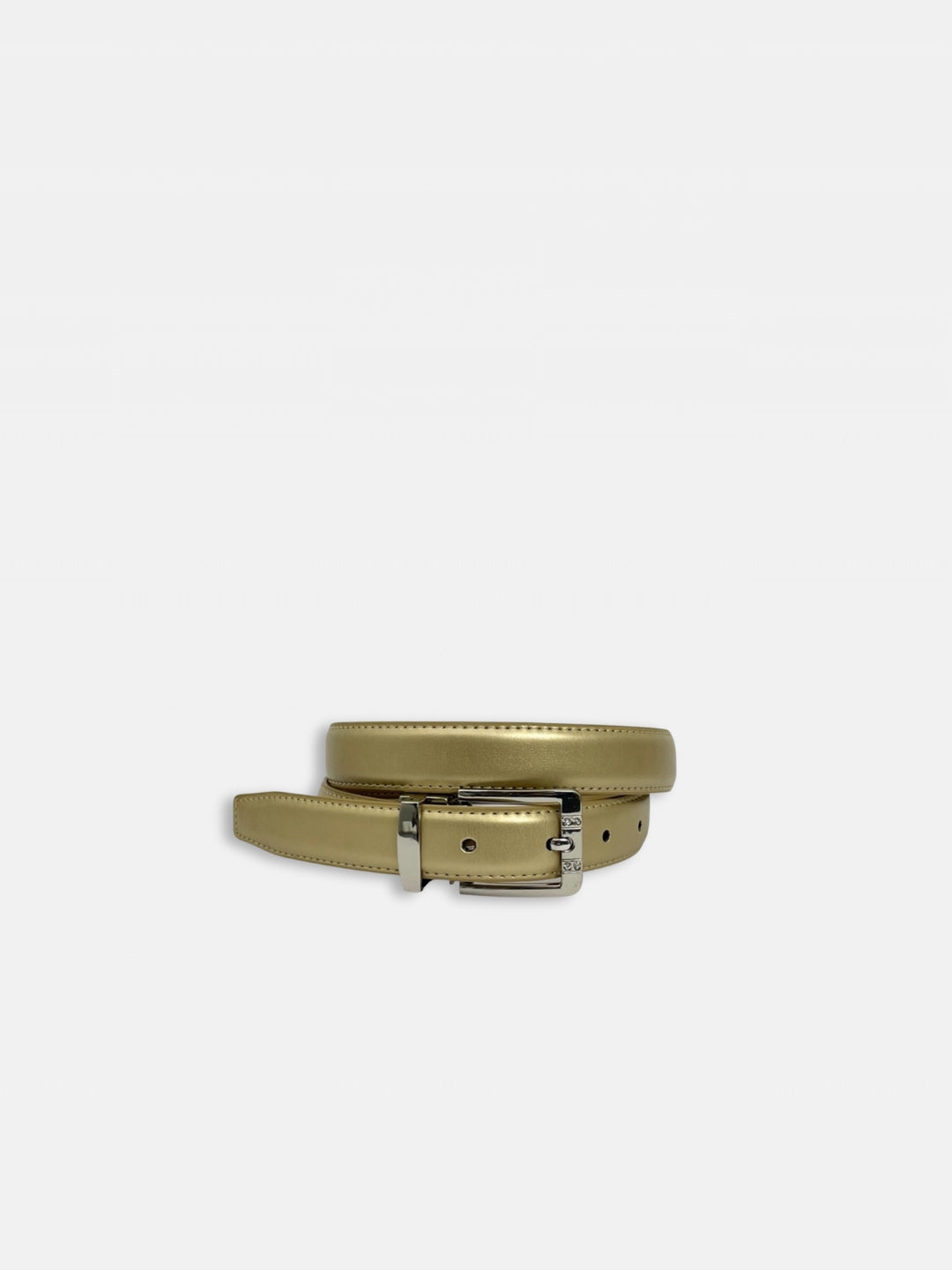 Ceinture fine en cuir beige doré avec boucle à ardillon chromée dissimulant deux petits strass de chaque coté de l'ardillon. Sur fond gros clair. Vue roulée fermée