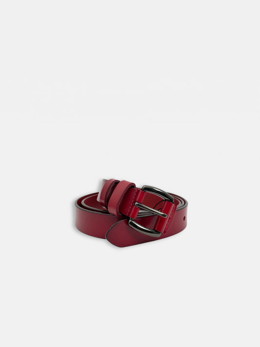 Ceinture en cuir rouge carmin à tranches noire boucle en chrome noir avec rouleau en cuir vue roulée ouverte