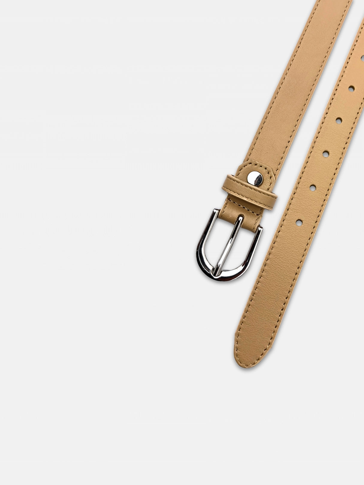 Ceinture en cuir beige aurore de 25 millimètre avec boucle arrondie argentée, vue détail boucle et bout