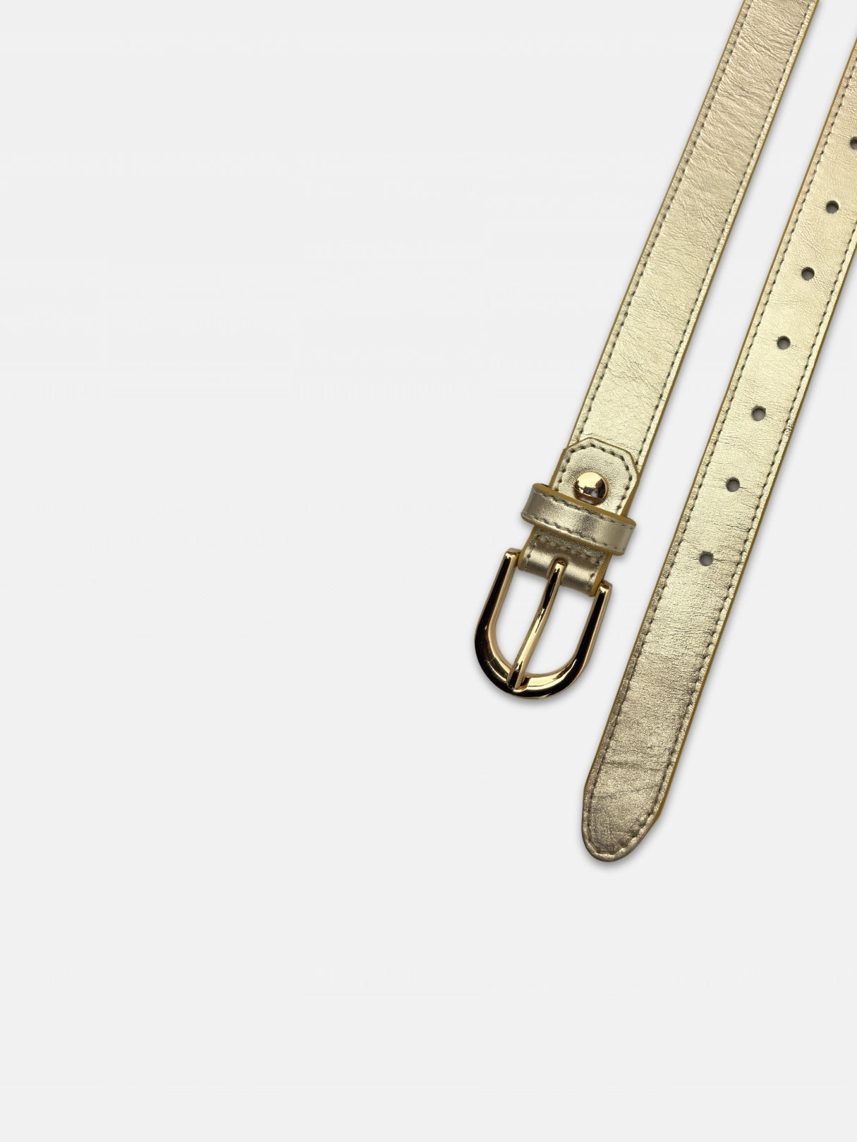 Ceinture en cuir doré de 25 millimètre avec boucle arrondie dorée, vue détail boucle et bout