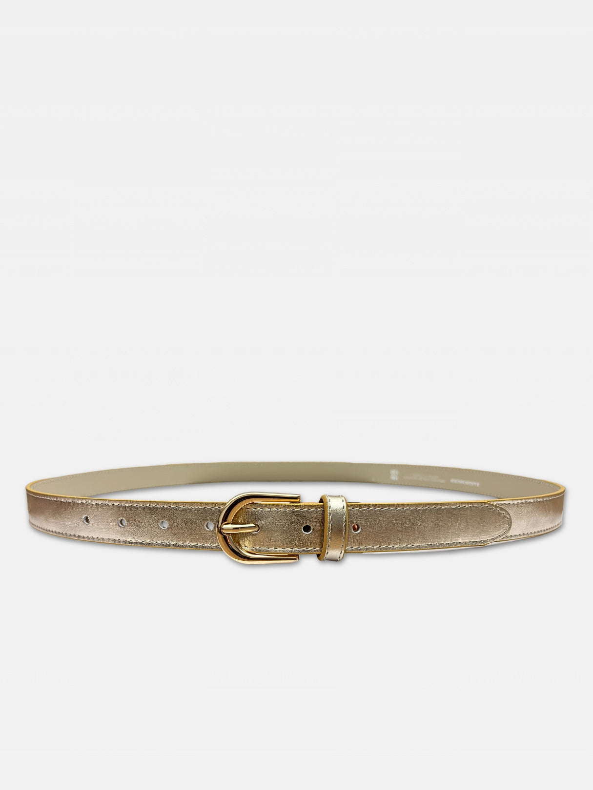 Ceinture en cuir doré de 25 millimètre avec boucle arrondie dorée, vue entière et fermée